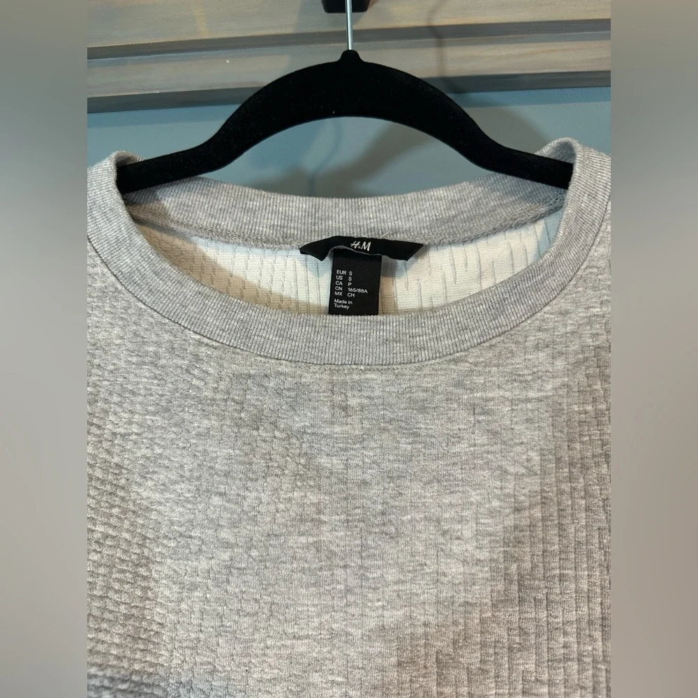 H&M Textured Crewneck Sweatshirt in Heather Grey - Picture 8 of 9